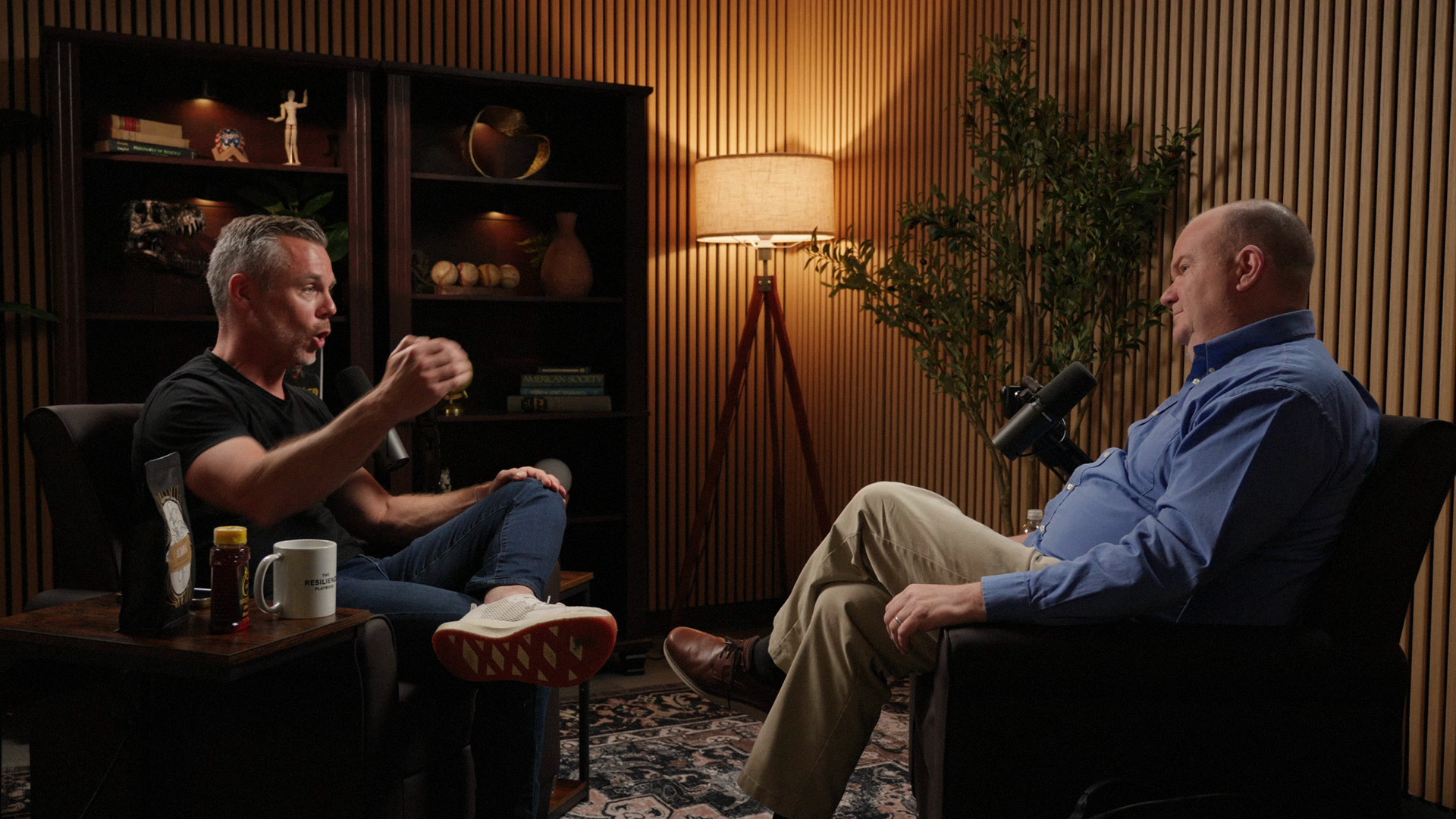 Host and guest in the armchairs, seen from the wide camera